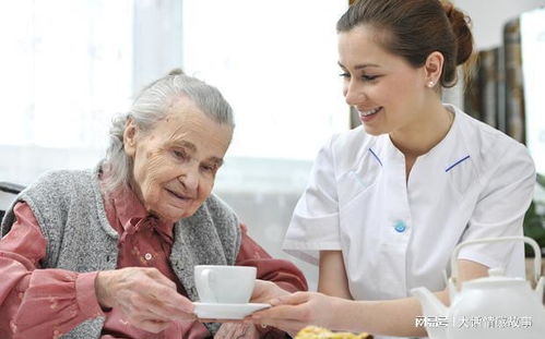 獨(dú)居老人請(qǐng)保姆 陪伴與家務(wù)之外，那些被隱藏的真實(shí)需求